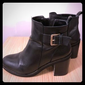 Supercomfortable black block heel ankle boots